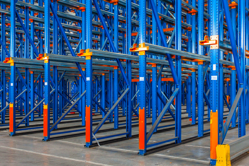 essentials-operations-left.png Scaffalatura in magazzino vuota