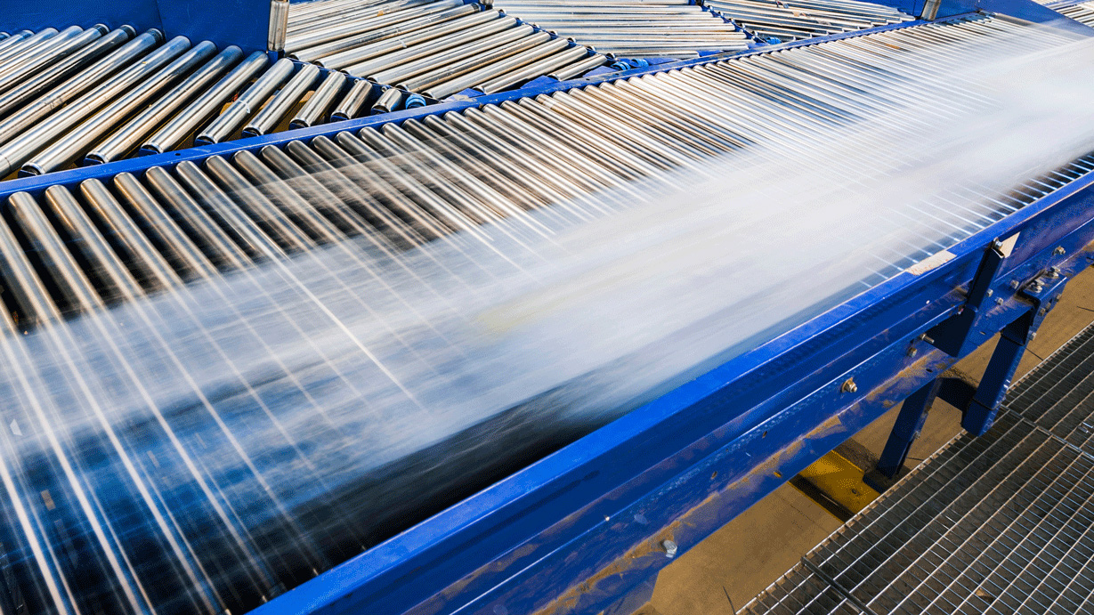 essentials-workforce-left.jpg Trasportatore per scaffalatura in magazzino