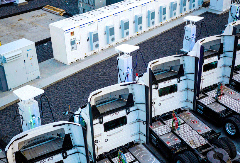 Autoarticolati elettrici in carica presso un magazzino Prologis Autoarticolati elettrici in carica presso un magazzino Prologis